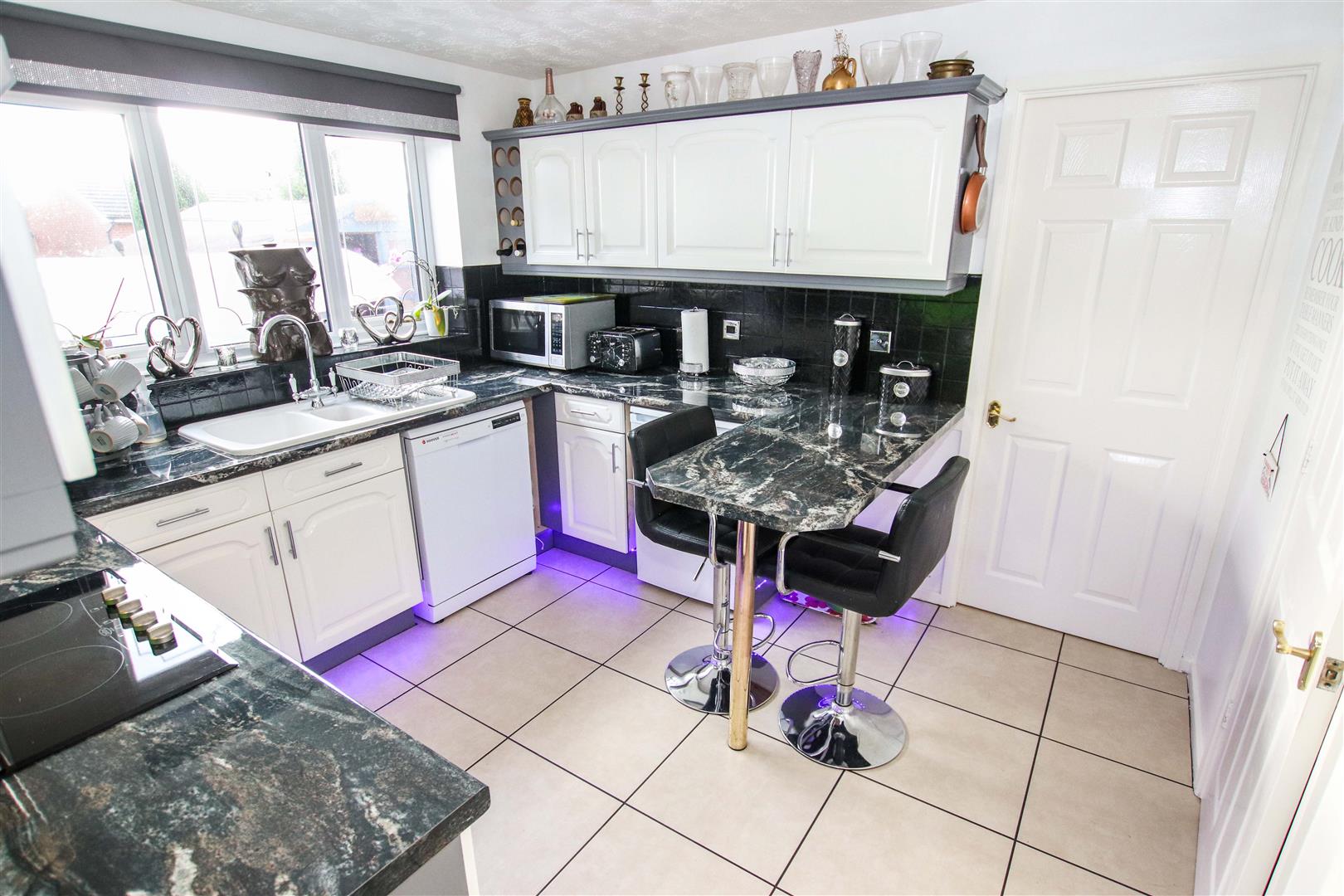 FITTED KITCHEN / BREAKFAST ROOM